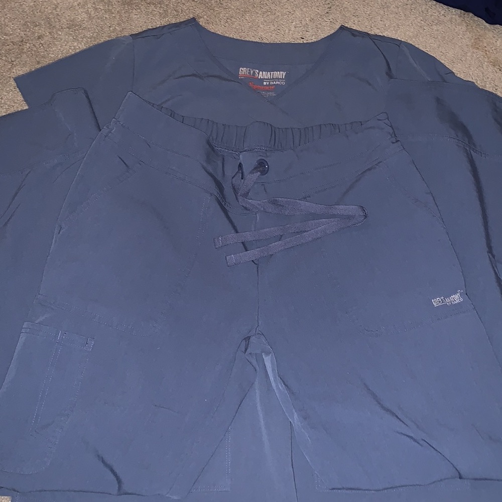 Greys Anatomy SIGNATURE Silver Lake Set - Medium Shirt & Medium Cargo Pant NWOT